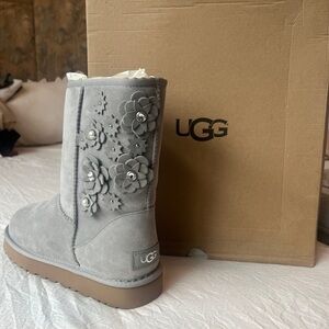 UGG Women's Classic Short Petal Boots in Gray. Sz 9 NWB
